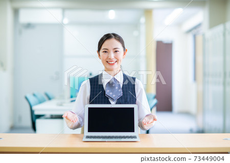 Business woman at the counter recommended in the office 73449004