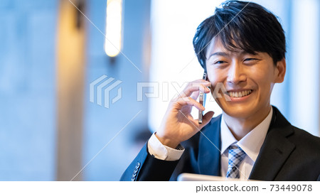 商人男性辦公室休息室智能手機筆記本電腦 商人男性辦公室休息室智能手機筆記本電腦 73449078