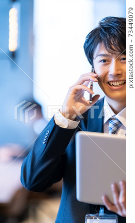 商人男性辦公室休息室智能手機筆記本電腦 73449079