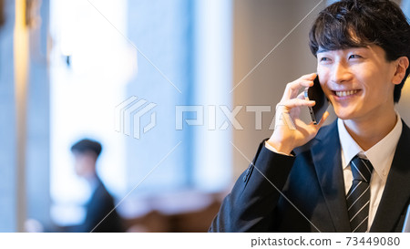 商人男性辦公室休息室智能手機筆記本電腦 73449080