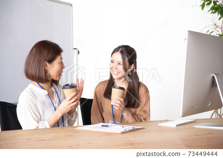 休息期間的女商人 休息期間的女商人 73449444