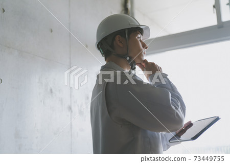 平板電腦在施工現場 73449755