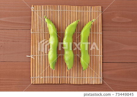 Broad beans lined up on the blinds (Sora beans, variety name: Hatsuhime) 73449845