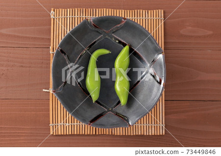 Broad beans lined up on a plate (broad beans varieties: Hatsuhime) Broad beans lined up on a plate (broad beans varieties: Hatsuhime) 73449846