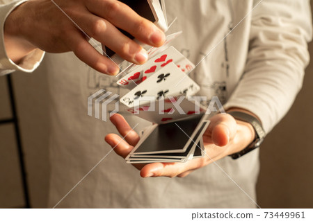 一位魔術師在運球特朗普的白衣服的特寫鏡頭 73449961