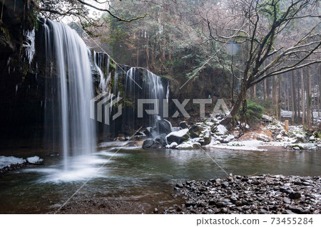 Winter scenery of ice and snow at Nabegataki Falls in winter 73455284