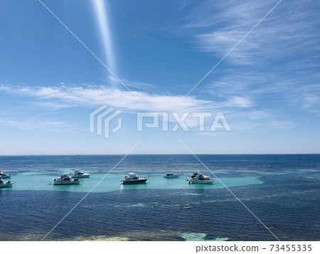 一艘遊輪漂浮在西澳大利亞州洛特尼斯島的水域中 一艘遊輪漂浮在西澳大利亞州洛特尼斯島的水域中 73455335