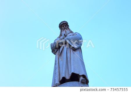 Statue of Leonardo Da Vinci in Piazza della Scala, Milan, Italy 73457555