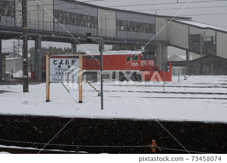 在積雪的豐岡站等的除雪車 在積雪的豐岡站等的除雪車 73458074