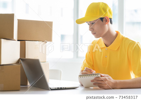 Delivery man 73458317