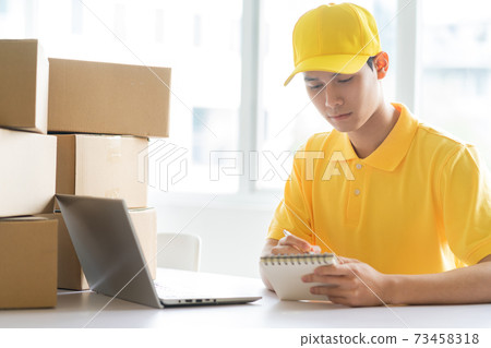 Delivery man 73458318