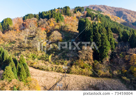 [鳥瞰]淡季寂寞滑雪勝地和纜車 73459804