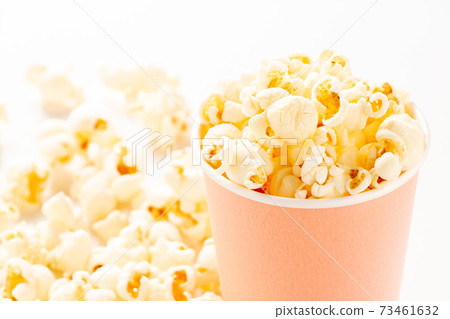 在紙杯裡的爆米花。 在紙杯裡的爆米花。 73461632