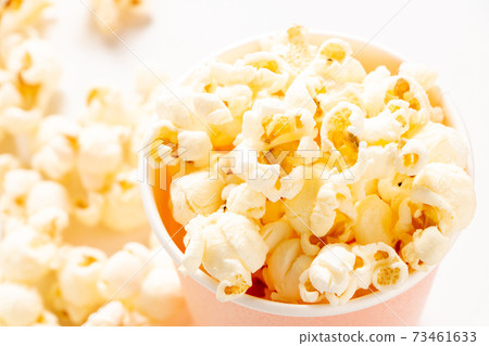 在紙杯裡的爆米花。 在紙杯裡的爆米花。 73461633