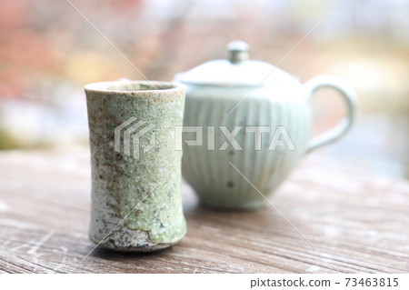 Drink tea outdoors 73463815