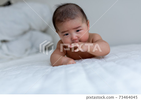 Naked baby 5 months 73464045