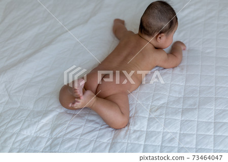 Naked baby 5 months 73464047