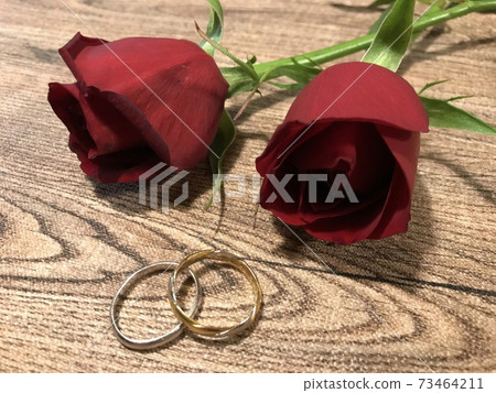 紅玫瑰和結婚戒指放在木桌,婚姻,訂婚,婚姻活動圖像 紅玫瑰和結婚戒指放在木桌,婚姻,訂婚,婚姻活動圖像 73464211