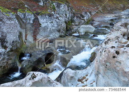 Pothole in Sarutobi Senbokyo 73468544