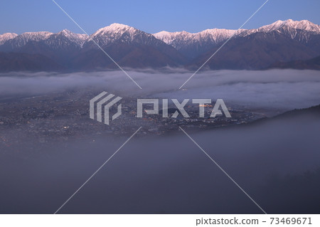 A town surrounded by fog and the Northern Alps (Omachi City, Nagano Prefecture, overlooking the city of Omachi from Takagariyama) A town surrounded by fog and the Northern Alps (Omachi City, Nagano Prefecture, overlooking the city of Omachi from Takagariyama) 73469671