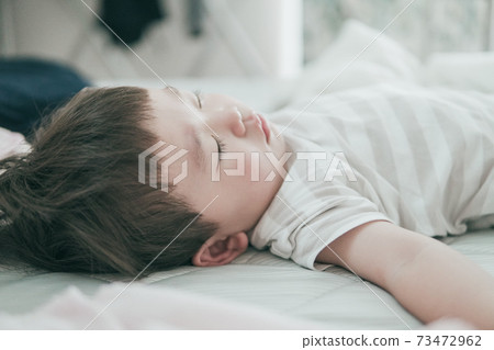 A child taking a nap 73472962