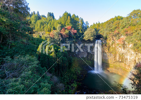 Gorogataki Falls and Rainbow in Autumn, Kamimashiki District, Kumamoto Prefecture 73475319