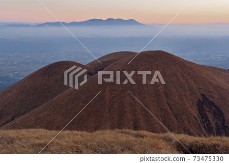 Mt. Kishima mountain climbing "Ojodake and Kuju mountain range before sunrise seen from the summit" 73475330