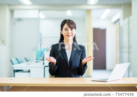 接待處的女商人 73477439