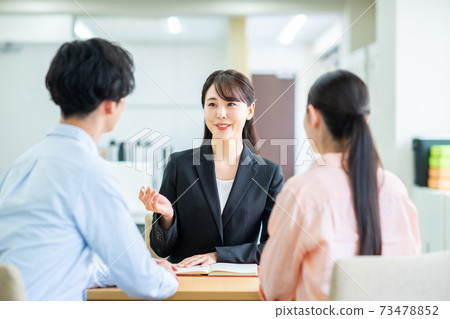 輔導一對年輕夫婦的女商人 73478852