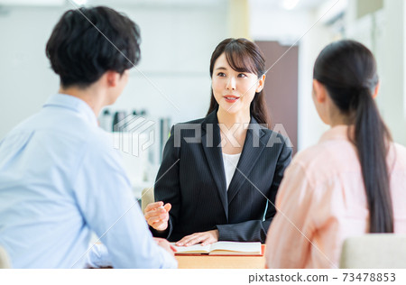 輔導一對年輕夫婦的女商人 73478853