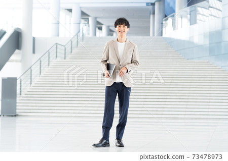 年輕的商人在辦公室 73478973