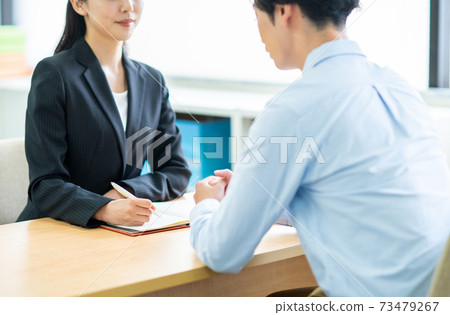 聽年輕男人的後顧之憂的女商人 73479267