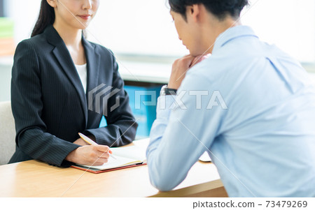 聽年輕男人的後顧之憂的女商人 73479269