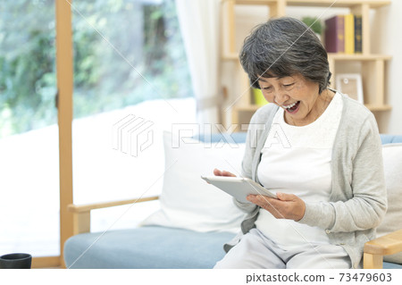 Senior women using tablets 73479603