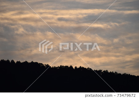 黃昏時,茜雲的舞蹈 黃昏時,茜雲的舞蹈 73479672