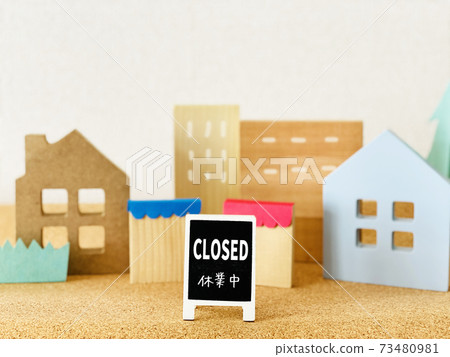 One closed sign in front of many store accessories 73480981