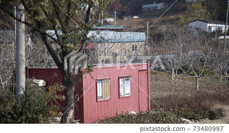 站在田野裡的貨櫃 73480997