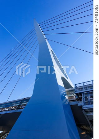 跨越海灣線並連接東京電信站和台場海神公園站的電信橋 跨越海灣線並連接東京電信站和台場海神公園站的電信橋 73481065