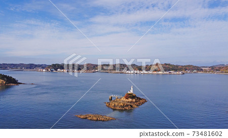 天草/肥後頭盔島燈塔的鳥瞰圖 73481602