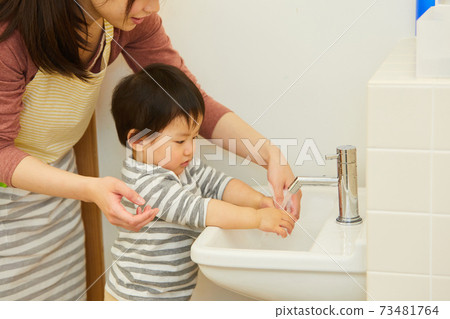 Toddlers who wash their hands Nursery school Kindergarten Toddlers who wash their hands Nursery school Kindergarten 73481764