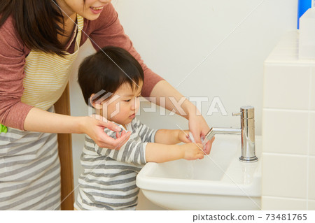 Toddlers who wash their hands Nursery school Kindergarten Toddlers who wash their hands Nursery school Kindergarten 73481765