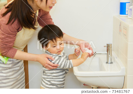 洗手的幼兒幼兒園幼兒園 73481767