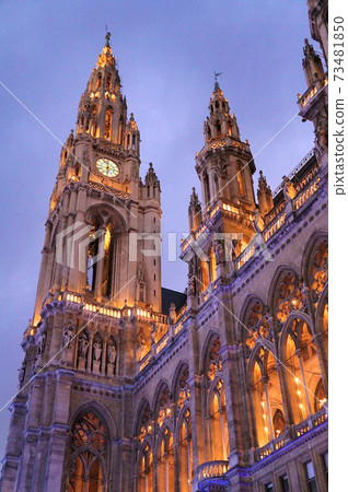 Sunset at Vienna City Hall 73481850