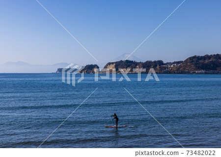 享受立式槳衝浪 享受立式槳衝浪 73482022