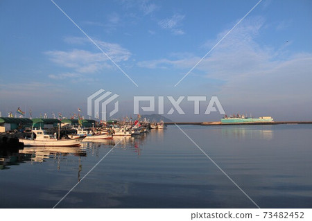 濟州島清晨，等待作業的船隻 73482452