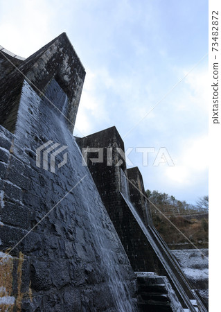 Kanonji City, Kagawa Prefecture, Important Cultural Property "Honen Pond Dam" Winter scenery Kanonji City, Kagawa Prefecture, Important Cultural Property "Honen Pond Dam" Winter scenery 73482872