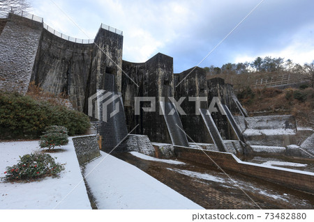 Kanonji City, Kagawa Prefecture, Important Cultural Property "Honen Pond Dam" Winter scenery Kanonji City, Kagawa Prefecture, Important Cultural Property "Honen Pond Dam" Winter scenery 73482880