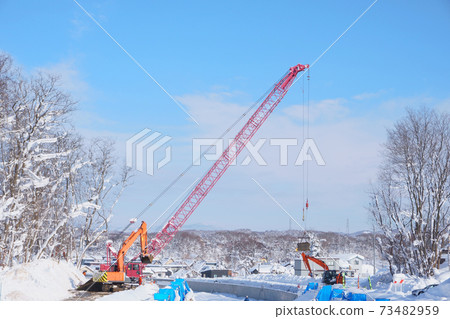 冬季在水路施工現場用吊車吊起泥土 冬季在水路施工現場用吊車吊起泥土 73482959
