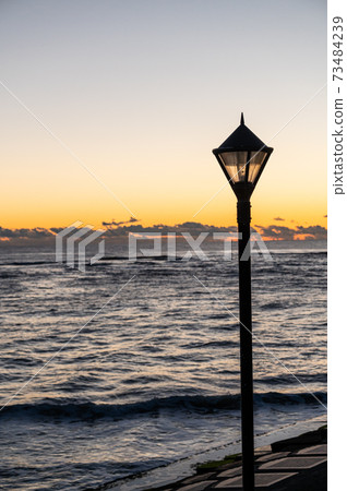 Fashionable street lights and sunrises along the coast Fashionable street lights and sunrises along the coast 73484239