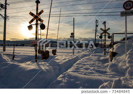 Railroad crossings filled with heavy snow in the Reihoku region of Fukui prefecture, and passages on snow made by people walking Railroad crossings filled with heavy snow in the Reihoku region of Fukui prefecture, and passages on snow made by people walking 73484845